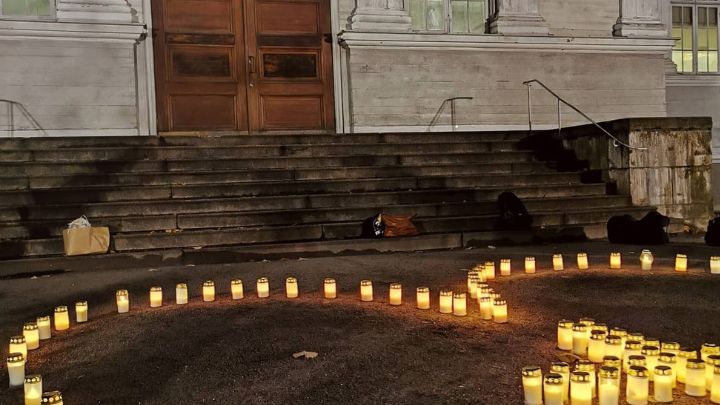 Helsingin Vanhan kirkon edustalla palaa kynttilöitä huumeisiin kuolleiden muistoksi.