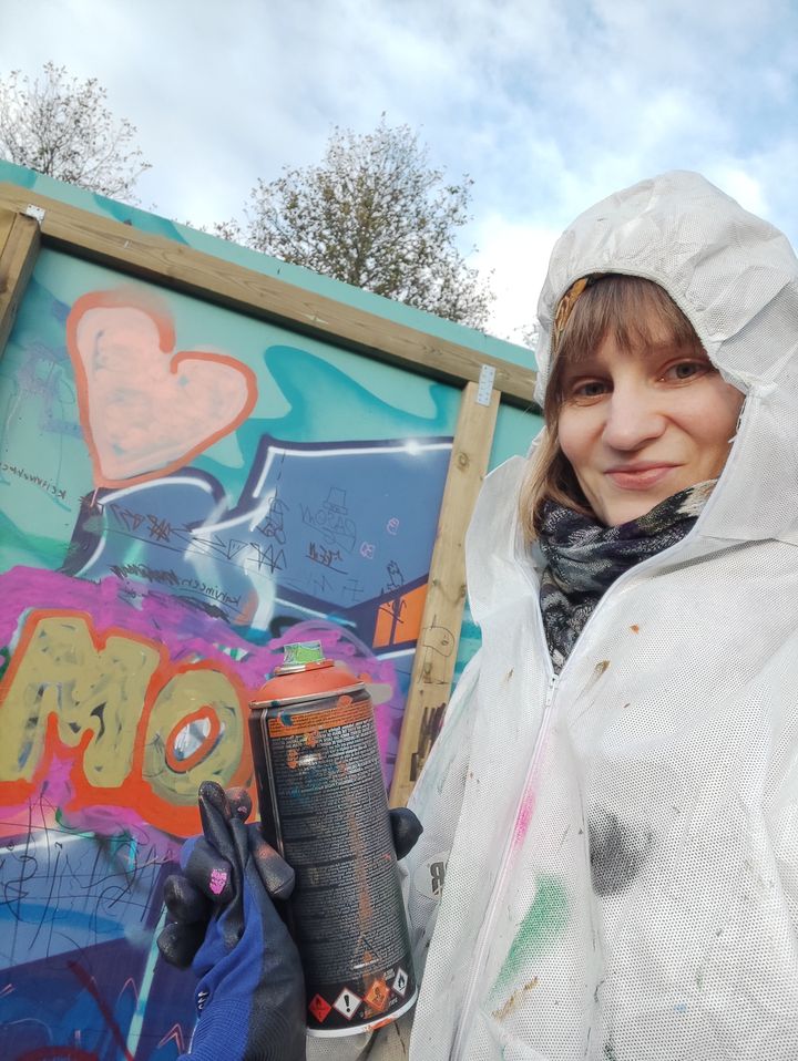 Heli Rantala on päässyt kirjailijan työssään kokeilemaan myös graffitien maalaamista.