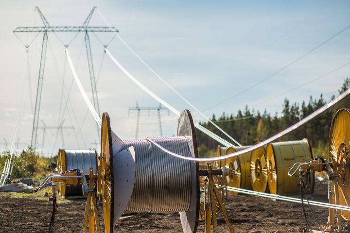 Metsälinjan voimajohtoa