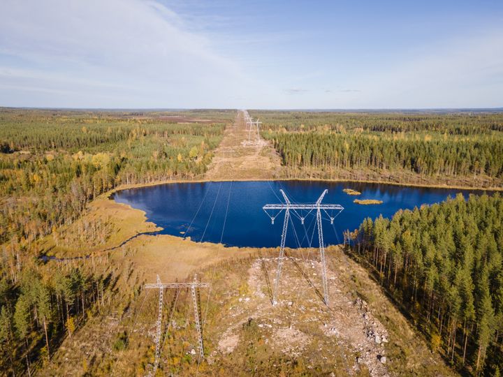 Kuvassa Metsälinjan voimajohtoa