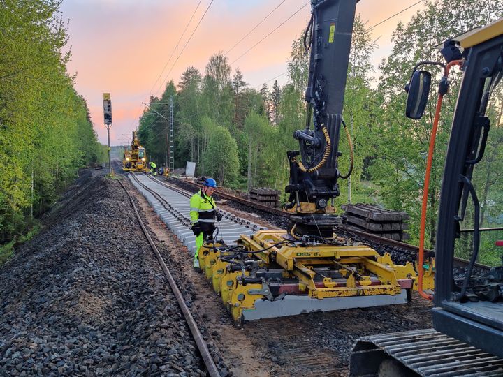 Lievestuore-Hankasalmi-urakan ratakatkolla jaettiin pölkkyjä oikeaan asemaan asennusalustalle pölkynjakolaitteella.