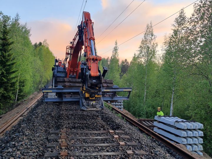 Kuva Destian urakoimalta radan päällysrakenneurakalta Lievestuoreen ja Hankasalmen välillä.