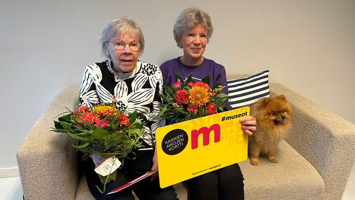 Seuranan asiakas Airi, 81 (vas.) ja hänen luottoystävänsä Leena, 75, olivat vastaanottamassa Museokortti-lahjoitusta.
