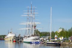 Aurajokeen ankkuroitu Suomen Joutsen ja muut Forum Marinumin museoalukset ovat suosittuja kesäkohteita. Entinen risteilyalus S/S Bore toimii myös hostellina.