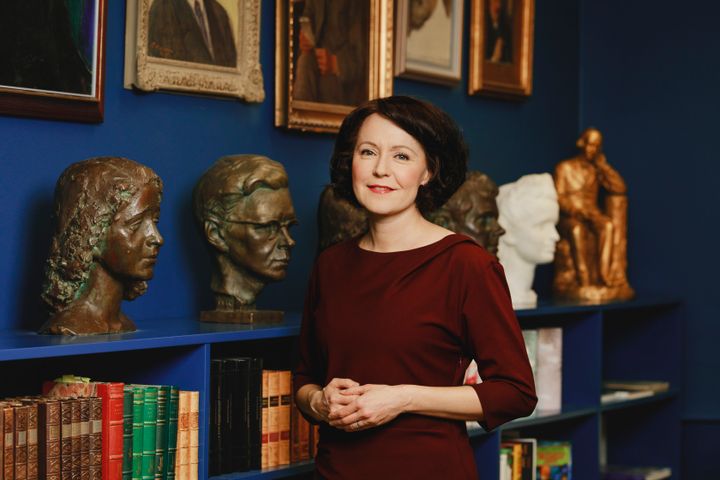 Jenni Haukio vastaanotti ensimmäisen Museokortin Mäntyniemessä toukokuussa 2015. Nyt hän onnittelee 10-vuotiasta Museokorttia ja kiittää sen ainutlaatuista vaikutusta suomalaiseen kulttuurielämään. Haukio on aina ollut museoiden suurkuluttaja, mutta on Museokortin kautta innostunut käymään mitä erilaisimmissa museoissa ympäri Suomen.