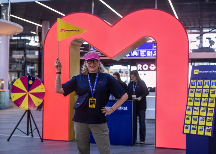 Avajaisviikon ajan Museomatkan voi ostaa myös pop-up matkatoimistosta, joka sijaitsee Triplan kauppakeskuksessa Helsingissä. Myynnissä myös museokierroksia Katja Ståhlin ja Jorma Uotisen kanssa.