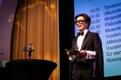 Vuoden 2023 Museogaalan juonsi Sami Sykkö. Lavalla myös Vuoden museo -kiertopalkinto, kuvanveistäjä Pekka Kauhasen luoma Esko.