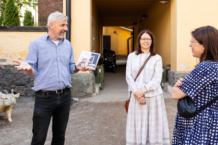 Arkkitehti Mikko Lindkvist ja palveluvastaava Annina Wallner kertoivat apulaispormestari Anni Sinnemäelle Ruiskumestarin talosta ja sen asukkaista elokuussa 2024.