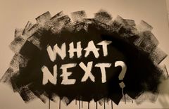 Seinäteksti Luonnontieteellisessä keskusmuseossa.