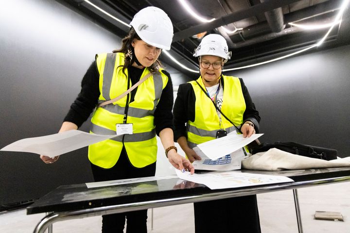 Tiede- ja kulttuuriministeri Mari-Leena Talvitie osallistui elokuussa 2025 Museoliiton ja Oulun museo- ja tiedekeskuksen järjestämään Poliitikon museoharjoitteluun Oulussa. Ministeri tutustui uuden Tiiman työmaahan ja perusnäyttelyyn, joka avataan yleisölle lokakuussa 2026.