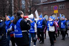 Superilaisia osoittamassa mieltä