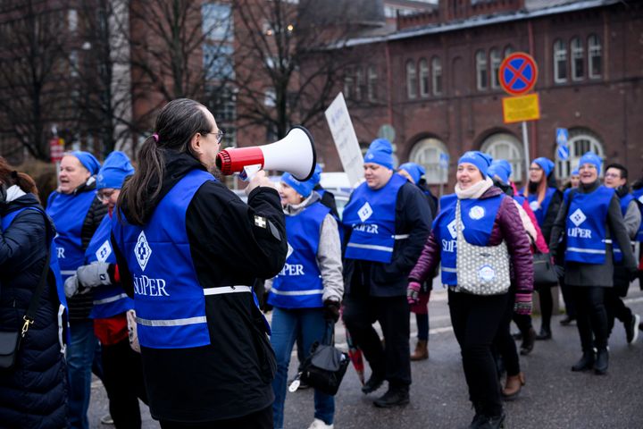 Superilaisia osoittamassa mieltä