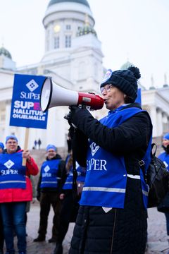 SuPerin puheenjohtaja Silja Paavola huudattaa mielenosoittajia Tuomiokirkon edessä