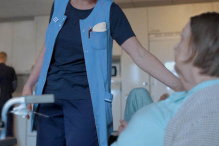 "Aikuiskoulutustuen lakkauttaminen heikentäisi monen jo työelämässä olevan mahdollisuuksia opiskella uusi ammatti ja siirtyä sote-sektorille, jolla työpaikkoja on tarjolla. Tällä uudistuksella suljettaisiin monen ovi hoito- ja kasvatusaloille", Paavola kertoo.