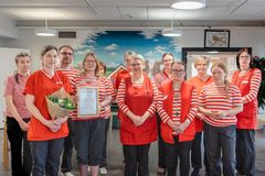 Palkitun Hoivakoti Rebekan henkilökunta.