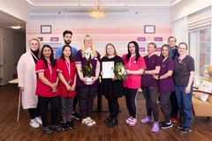 Palkitun Mainiokoti Katariinan henkilökunta.