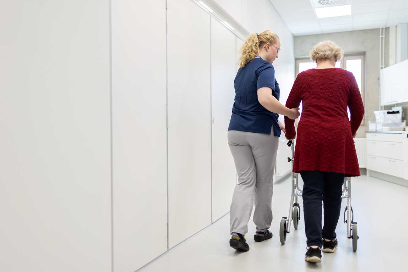 SuPer varoittaa hyvinvointialueiden leikkausten vaikutuksista vanhustenhoitoon