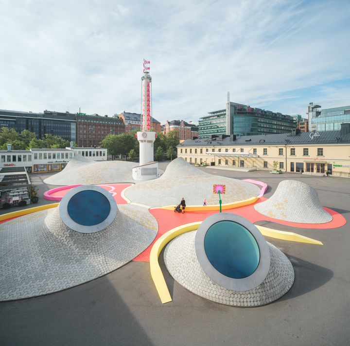 Yinka Ilorin julkinen teos Transparent Happiness luikertelee Amos Rexin kumpujen ympärillä Lasipalatsin aukiolla.
