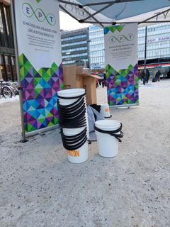 Kuva Tipattoman pop-up tapahtumassa, kuvassa kampanjaan liittyviä materiaaleja.