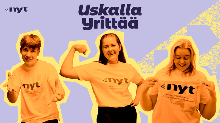 Kolme nuorta poseeraa Uskalla Yrittää -logon alla.