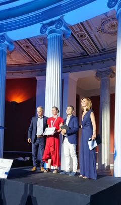 Tampereen seudun ammattiopisto Tredun Tiina Mätäsjärvi (toinen vasemmalta) otti vastaan oppilaitoksen saaman yrittäjyyskasvatuspalkinnon.