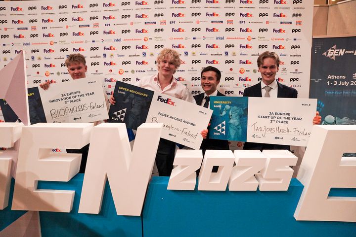 Taavi Puoliväli (till vänster) och Ilmari Raitasalo från BioAnglers NYT, samt Robin Gallego (näst till höger) och Eemeli Ervasti från TarjousMatch NYT, tog hem tre pallplaceringar till Finland i Europamästerskapet i entreprenörskap i Aten.