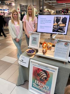 Happybubbles NYT -yrittäjät omalla messupisteellään.