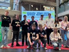 Joukko nuoria poseeraa kameralle Uskalla Yrittää -tapahtuman lavalla.