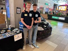 Kaksi nuorta poseeraa omalla messupisteellään Porin Uskalla Yrittää -tapahtumassa