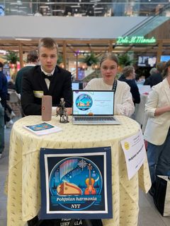 Parhaaksi perusasteen NYT-yritykseksi valittu Pohjolan Harmonia NYT Padasjoen yhtenäiskoulusta ei etene finaaliin. Yritys myy musiikkiesityksiä juhlissa ja tapahtumissa. Soitinduon soittimet ovat konserttikantele ja kontrabasso.