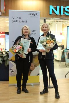 Vuoden alueellisten yrittäjyyskasvatusopettajien tunnustukset saivat Sari Mäyrä koulutuskeskus Salpauksesta, Lahdesta sekä Tuija Tiala Hämeenlinnan lyseon lukiosta.