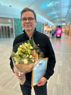 Risto Räsänen Savon ammattiopistosta sai tunnustuksen Pohjois-Savon ja Pohjois-Karjalan vuoden alueellisena yrittäjyyskasvatusopettajana.