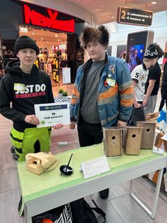 Neljä apuria NYT Pielaveden yhtenäiskoulusta vei aidolla heittäytymisellä ja persoonallisella pitchauksellaan parhaan myyntipuheen palkinnon.