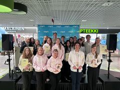 Kuvan nuoret palkittiin Oulun Uskalla Yrittää 2026 -aluetapahtumassa.