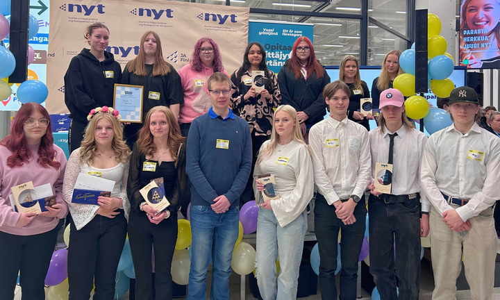 Kuvan nuoret palkittiin Kajaanin Uskalla Yrittää 2026 -aluetapahtumassa.