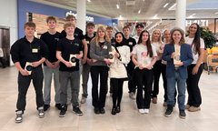 Kuvan nuoret palkittiin Tampereen Uskalla Yrittää 2026 -aluetapahtumassa.