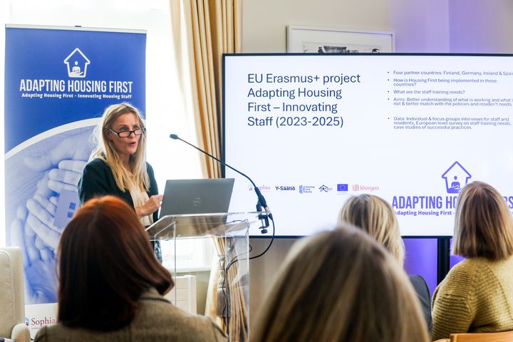 Y-Säätiön tutkijatohtori Riikka Perälä esitteli Adapting Housing FIrst -hankkeen tuloksia Dublinissa