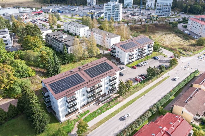 Droonilla otettu kuva kiinteistön katolla olevista aurinkopaneeleista.