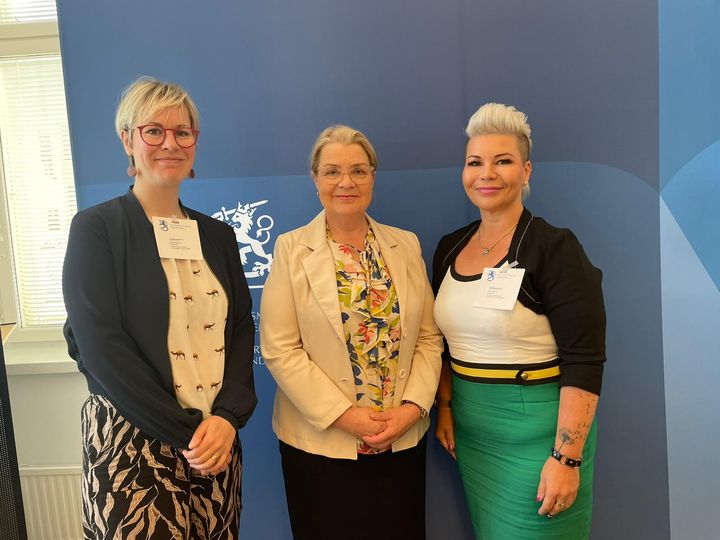 Oikeusministeri Leena Meri, Ulosottoryhmän pj. kansanedustaja Paula Werning ja kansanedustaja Hanna Sarkkinen. Kuva: Mila Kangasniemi.