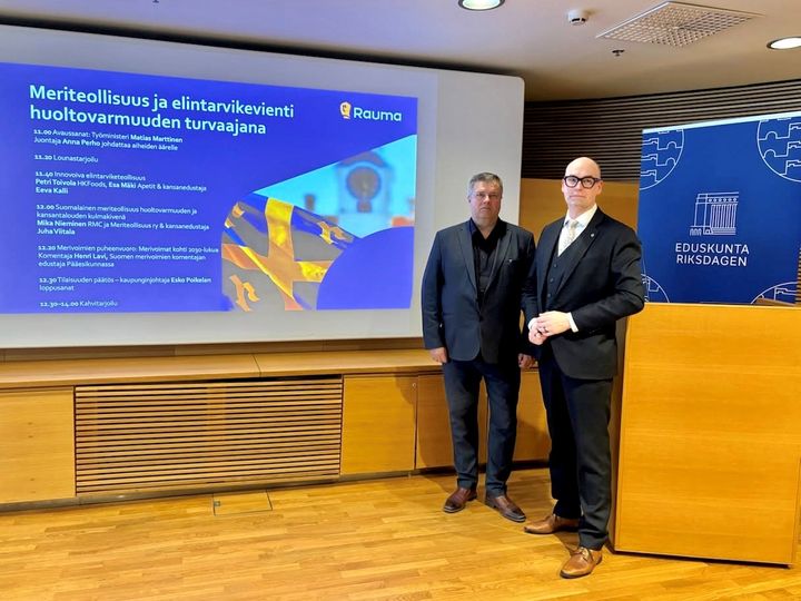 Juha Viitala (oik.) ja Mika Nieminen Rauman kaupungin tilaisuudessa eduskunnan Pikkuparlamentin kansalaisinfossa 11.3.2026.