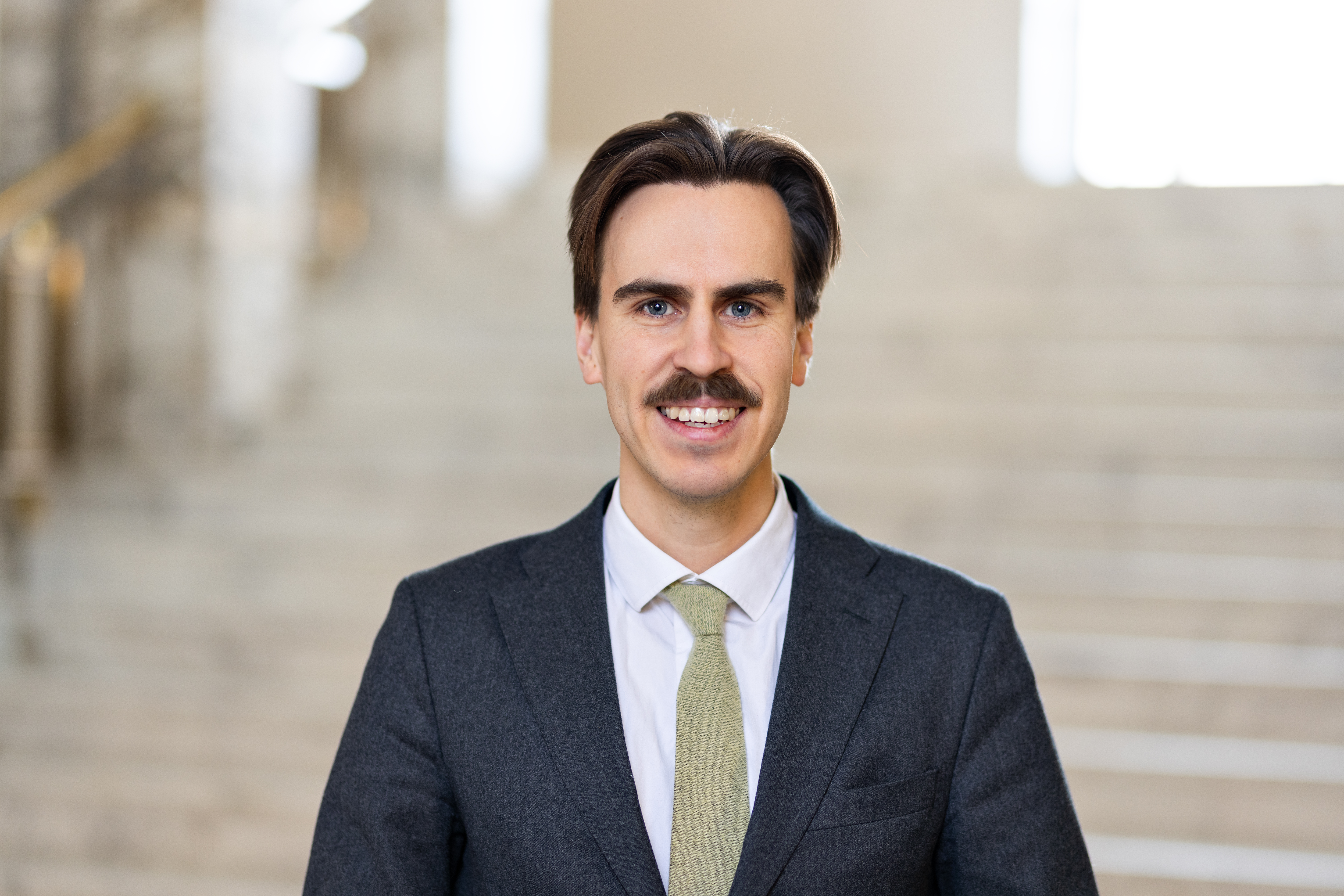 Kansanedustaja Matias Mäkynen jää vanhempainvapaalle