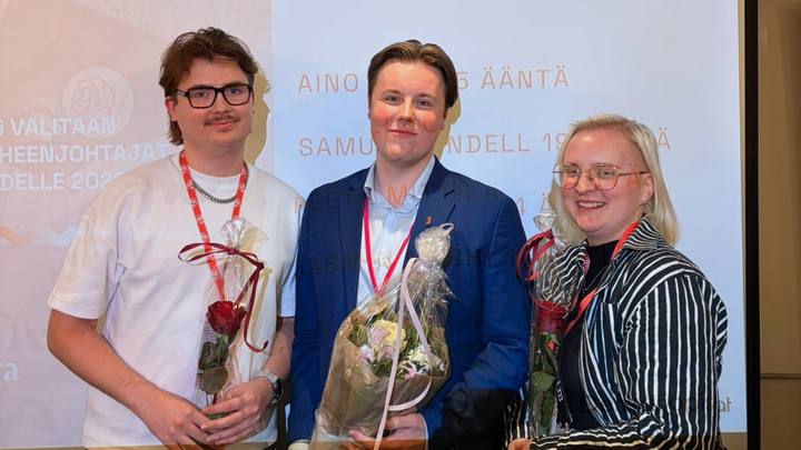 Kuvassa vasemmalta oikealle Samuli Sundell (liiton 1. varapuheenjohtaja), Miku Kuuskorpi (liiton puheenjohtaja) ja Jasmin Närhi (liiton 2. varapuheenjohtaja).