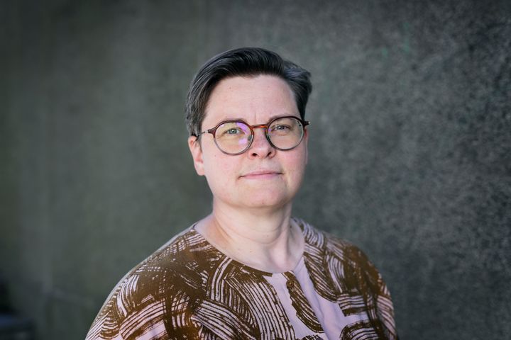 Elämme monikriisissä, jossa useat yhtäaikaiset kriisit kytkeytyvät yhteen ja vahvistavat toistensa vaikutuksia, toteaa raportin toimittanut Kalevi Sorsa -säätiön eriarvoisuuden asiantuntija, valtiotieteiden tohtori Anna Rajavuori. Kuva: Anna Kuokkanen