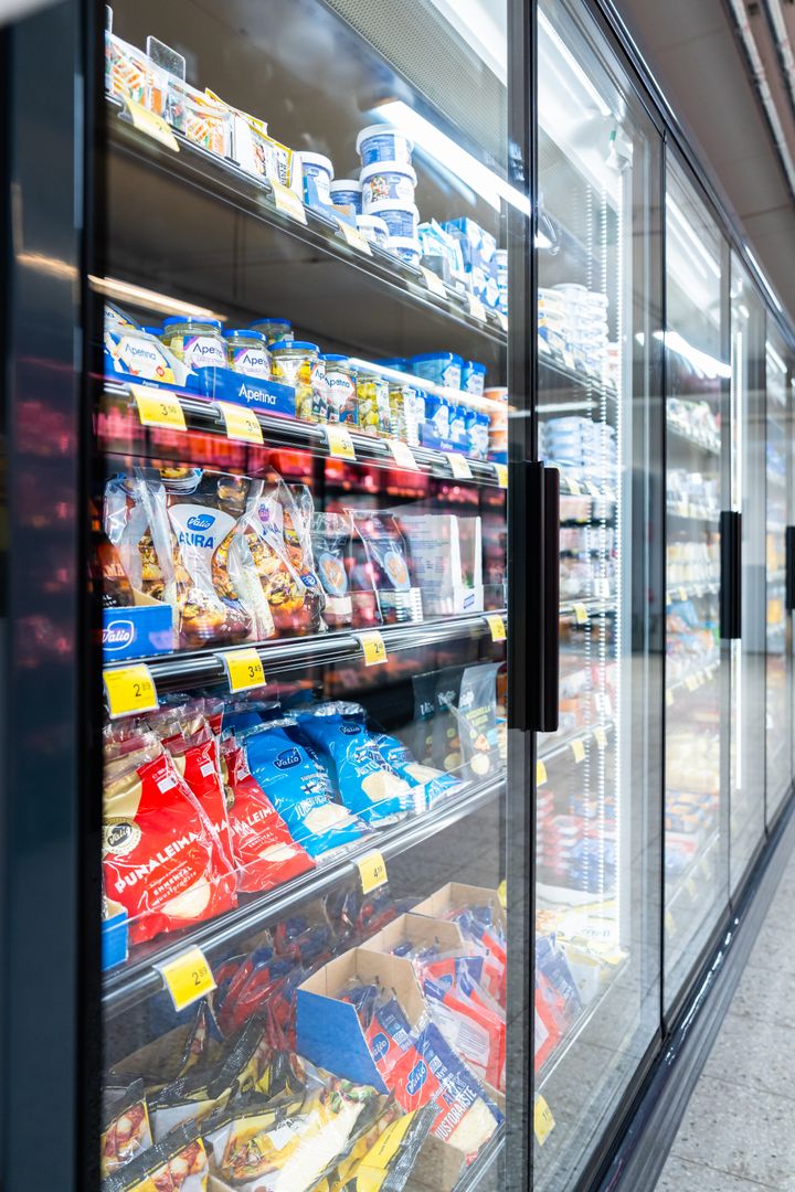 HalpaHallin Porin myymälässä uusitaan vanhat kylmätiskit korkeisiin kylmäkaappeihin.