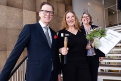 Professori Mari Vaattovaaraa (kesk.) kävivät onnittelemassa Omakotiliiton puheenjohtaja Jukka Malila ja toiminnanjohtaja Marju Silander.