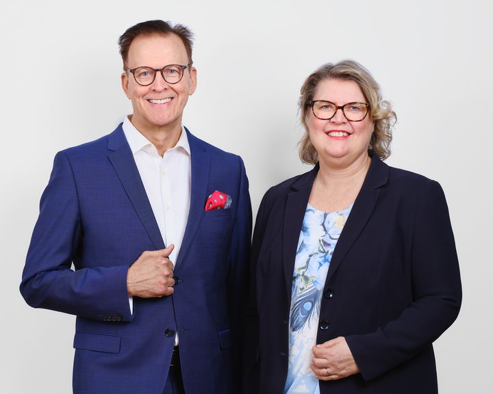 Kuvassa Omakotiliiton puheenjohtaja Jukka Malila ja toiminnanjohtaja Marju Silander vierekkäin katsovat kameraan.