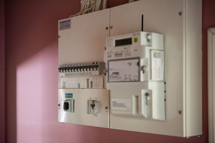 Tiukasti määräytyvä tehomaksu ei kannusta yli miljoonaa omakotitaloa osallistumaan sähkön kulutushuippujen tasaamiseen.