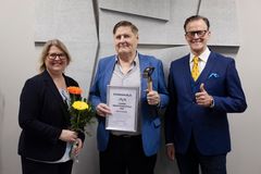 Aarne Jussilaa onnittelivat Omakotiliiton toiminnanjohtaja Marju Silander ja puheenjohtaja Jukka Malila.