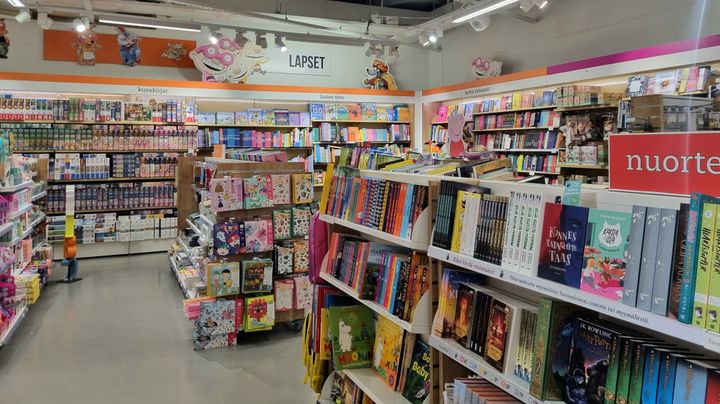 Kirjakaupan sisätila, hyllyt täynnä kirjoja ja leluja.