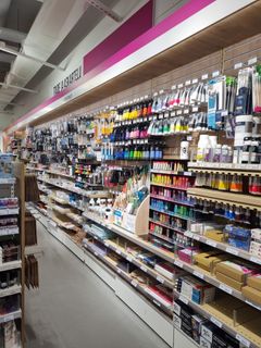 Hyllyt täynnä askartelutarvikkeita myymälässä.